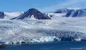 Nunatak-Antartica-Pyramid-Or-Natural-Mountain